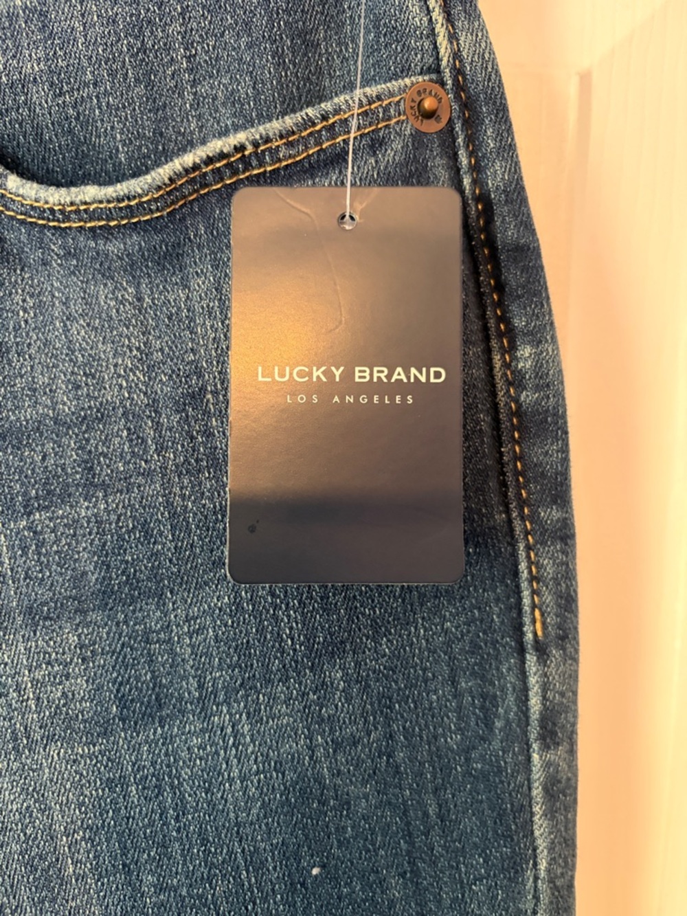 Lucky Brand NWT mid-rise straight leg medium wash jeans- size 6 (28) - Picture 3 of 9